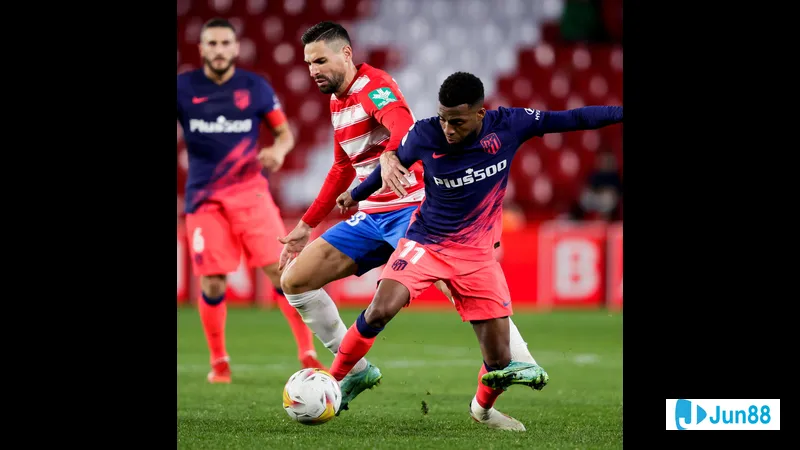 Hậu vệ của Rayo Vallecano cố gắng chặn đứng cú sút của tiền đạo Atletico Madrid Hậu vệ của Rayo Vallecano cố gắng chặn đứng cú sút của tiền đạo Atletico Madrid