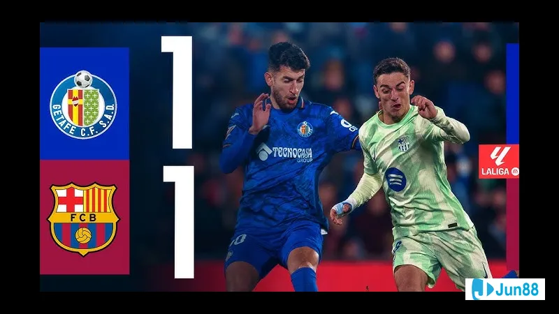 Các cầu thủ Barca và Getafe tranh chấp bóng trước khung thành