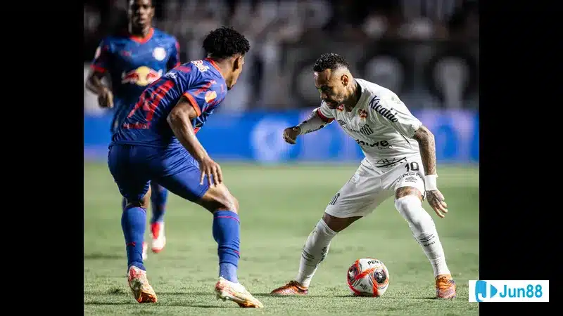 Cầu thủ Bragantino dùng kỹ thuật qua người, vượt qua cầu thủ Santos trước khán đài đầy…