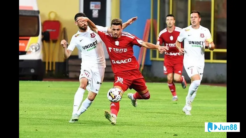 Các cầu thủ Dynamo Barnaul và Nosta tranh chấp quả bóng trên sân cỏ