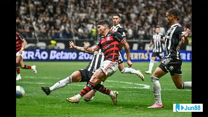 Cầu thủ Flamengo chuẩn bị cho trận đấu với Atletico Mineiro Cầu thủ Flamengo chuẩn bị cho trận đấu với Atletico Mineiro