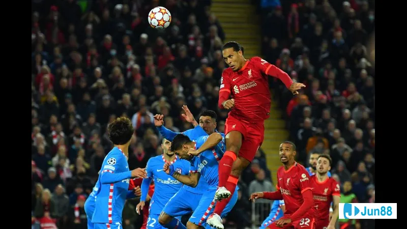 Liverpool vs Atletico Madrid match action photo, cầu thủ Liverpool tấn công mạnh mẽ vào…