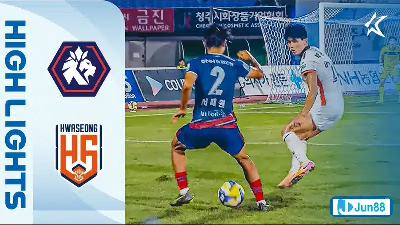 Cầu thủ của đội Hwaseong tấn công mạnh mẽ trước hàng phòng ngự của đội Cheongju. Cầu thủ của đội Hwaseong tấn công mạnh mẽ trước hàng phòng ngự của đội Cheongju.