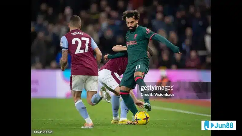 Cầu thủ Liverpool với nụ cười hạnh phúc sau khi ghi bàn trong trận đấu với Aston Villa