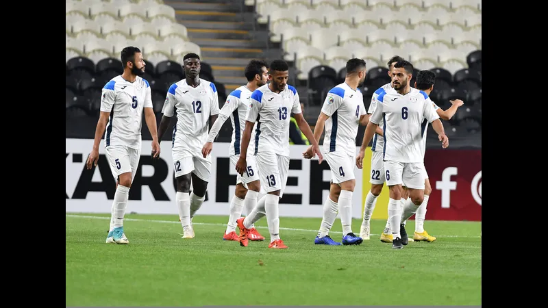 Cầu thủ Al Najma đang chuyển hướng bóng trước sự áp sát từ Al Ahli SC
