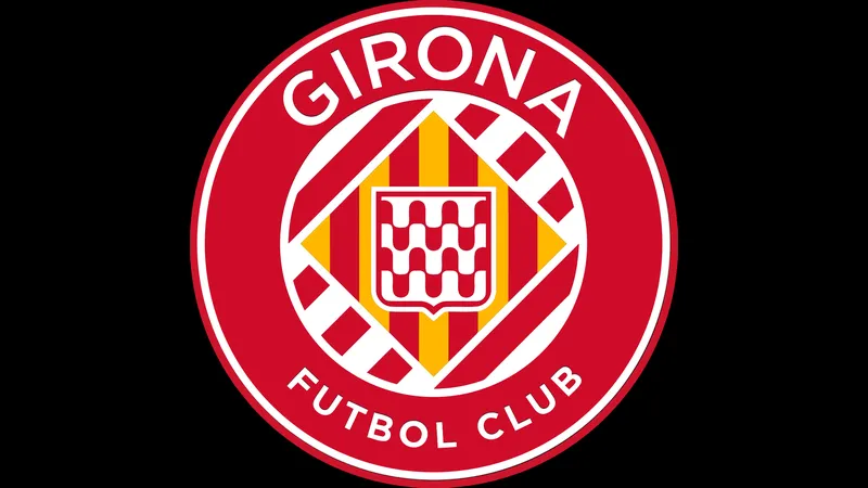 Cầu thủ Girona đang tung cú sút mạnh vào khung thành Alaves