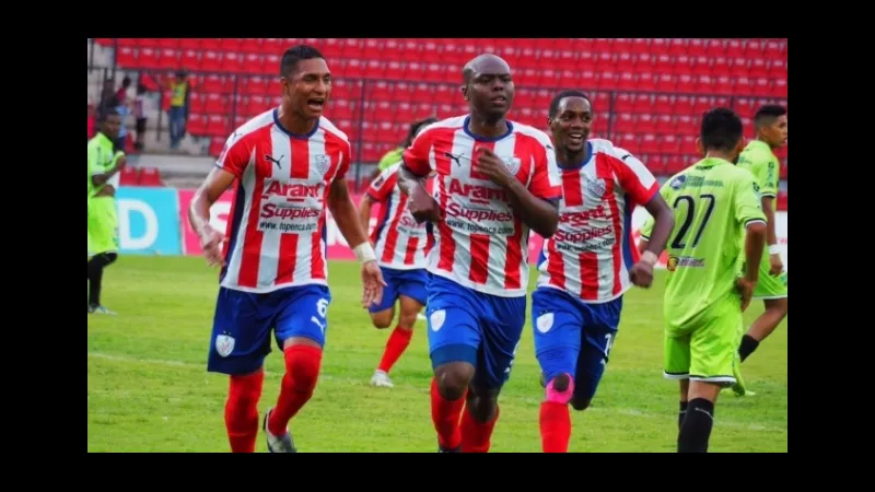 Cầu thủ Anzoategui và Estudiantes Merida đối đầu trên sân