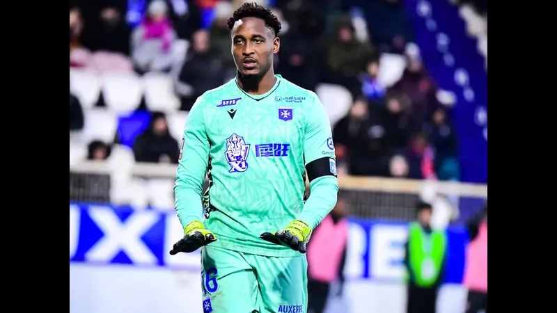 Cầu thủ Auxerre và Rennes đấu tay đôi trên sân cỏ