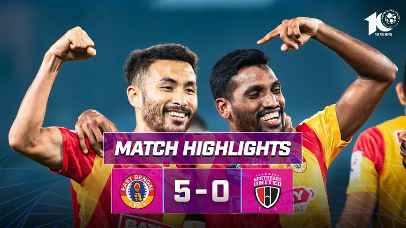 Cầu thủ East Bengal Club và NorthEast United tranh chấp bóng trên sân cỏ
