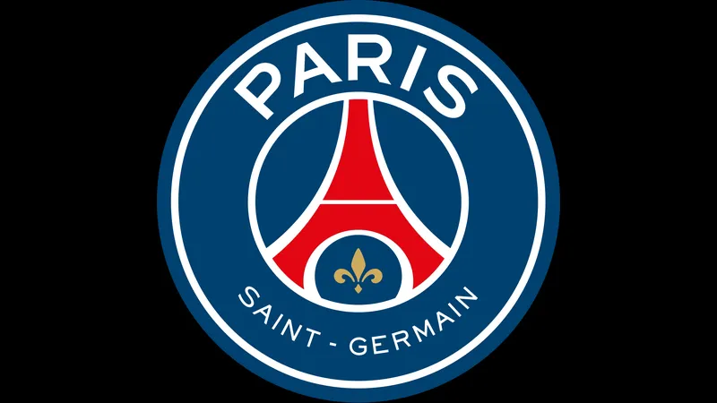 Cầu thủ PSG đang tung cú sút mạnh vào khung thành Marseille Cầu thủ PSG đang tung cú sút mạnh vào khung thành Marseille