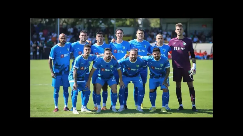 Cầu thủ Vanspor FK và Bodrumspor tranh chấp bóng trên sân
