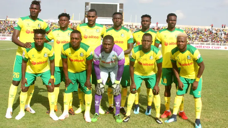 Cầu thủ Kano Pillars vượt qua hậu vệ đối phương.