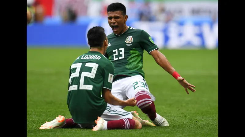 Cầu thủ Mexico và Bồ Đào Nha tranh chấp bóng trên sân Cầu thủ Mexico và Bồ Đào Nha tranh chấp bóng trên sân