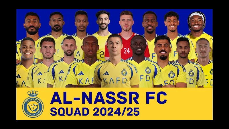 Cầu thủ Al Nassr đang nỗ lực giành bóng khỏi đối thủ Al Ettifaq.