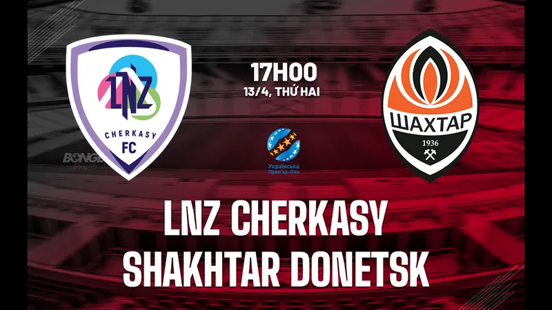 Cầu thủ LNZ Cherkasy chạy nhanh qua hàng phòng ngự của Shakhtar Donetsk