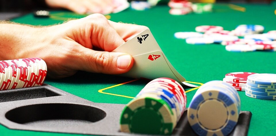Luật Chơi Bài Poker Hấp Dẫn Tại Cổng Game Jun88 4 Luật sắp xếp thứ hạng thẻ đúng trong game bài Poker